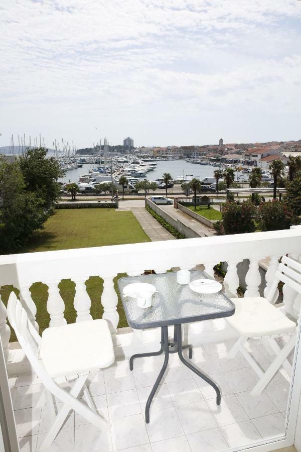 Apartment And Rooms Villa Kolonada โวดีเซ ภายนอก รูปภาพ